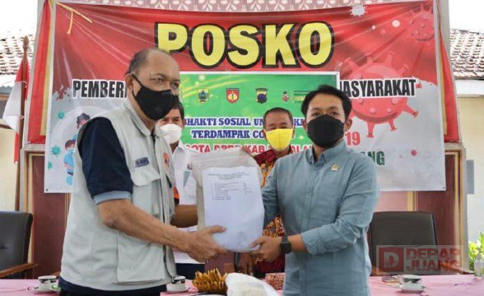 Mas Aldi Salurkan Bantuan untuk PKL Terdampak PPKM Darurat