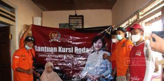 Mbak Casytha Bantu Kursi Roda pada Warga yang Membutuhkan