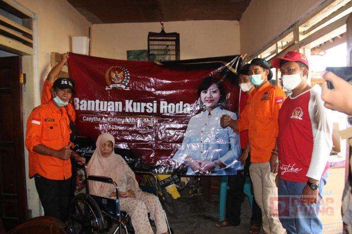 Mbak Casytha Bantu Kursi Roda pada Warga yang Membutuhkan