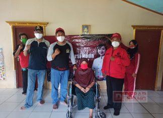 Mbak Casytha Berikan Bantuan Kursi Roda Kepada Warga di Kecamatan Purwojati