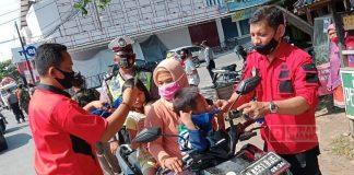 Misi Kemanusiaan, Badarodin Hadir Bagikan Masker untuk Masyarakat