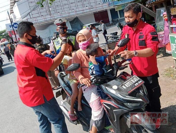 Misi Kemanusiaan, Badarodin Hadir Bagikan Masker untuk Masyarakat