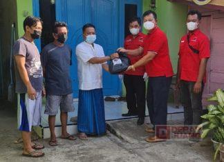 PAC Bantarbolang Bagikan Sembako ke Warga yang Isolasi Mandiri
