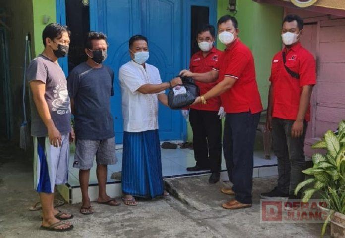 PAC Bantarbolang Bagikan Sembako ke Warga yang Isolasi Mandiri (3)