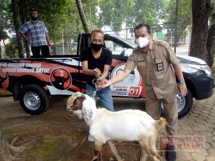 PDI Perjuangan Banyumas Berbagi Daging Kurban Kepada Masyarakat