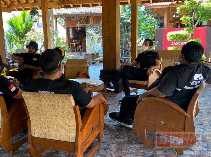 PDI Perjuangan Magelang Sumbang Baju Hazmat dan Sembako