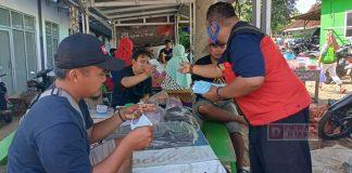 Pandemi Covid-19 Tak Kunjung Usai, Kader Banteng Bawang Bagikan Masker di Pasar Wanadri