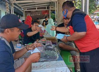 Pandemi Covid-19 Tak Kunjung Usai, Kader Banteng Bawang Bagikan Masker di Pasar Wanadri