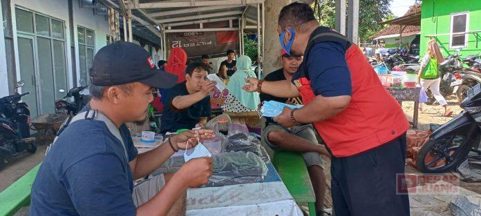 Pandemi Covid-19 Tak Kunjung Usai, Kader Banteng Bawang Bagikan Masker di Pasar Wanadri