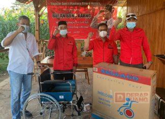 Panggil Kepala Desa, Junarso Berikan Bantuan Kursi Roda