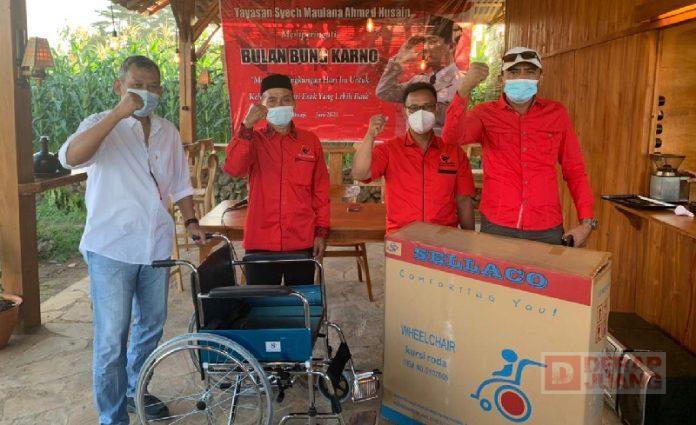 Panggil Kepala Desa, Junarso Berikan Bantuan Kursi Roda