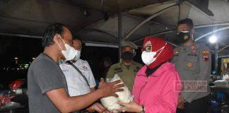 Pantau PPKM Darurat, Sri Sumarni Berikan Bantuan Sembako Kepada PKL