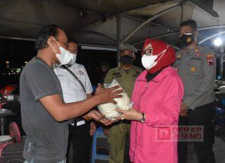 Pantau PPKM Darurat, Sri Sumarni Berikan Bantuan Sembako Kepada PKL