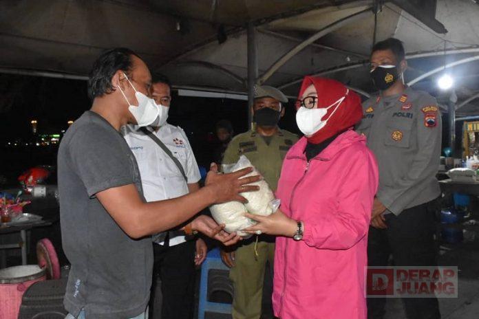 Pantau PPKM Darurat Sri Sumarni Berikan Bantuan Sembako Kepada PKL