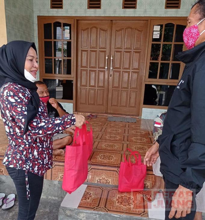 Peduli Dampak Pandemi Covid-19, Srikandi Banteng Karangpucung Berbagi Sembako