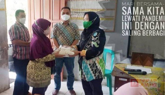 Peni Dyah Serahkan Bantuan dari Dishanpan Provinsi ke Masyarakat