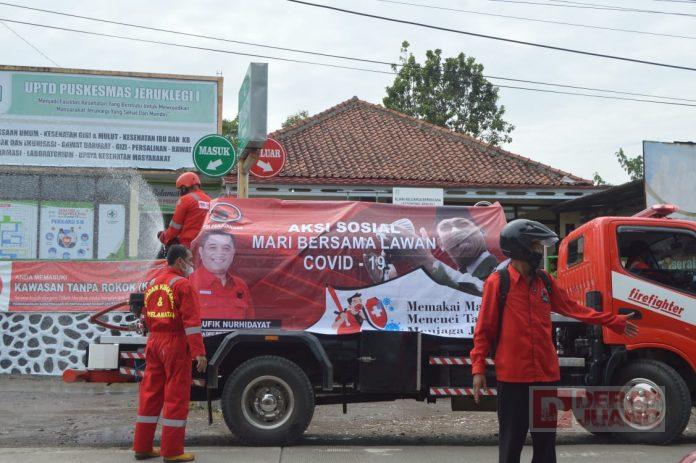 Perangi Covid-19, DPC PDI Perjuangan Cilacap Lakukan Penyemprotan Disinfektan di Jeruklegi
