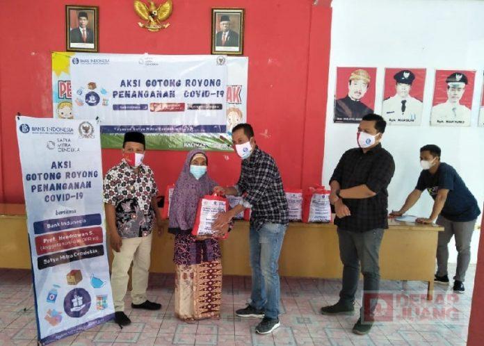 Prof. Hendrawan Bagikan Sembako untuk Kaum Duafa (2)