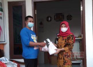 Ristawati Bagikan Daging Kurban dan Sembako ke Sahabat Disabilitas