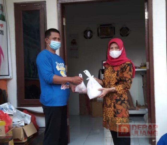 Ristawati Bagikan Daging Kurban dan Sembako ke Sahabat Disabilitas