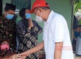 Sadewo Berikan Bantuan Kursi Roda Kepada Masyarakat Penderita Stroke