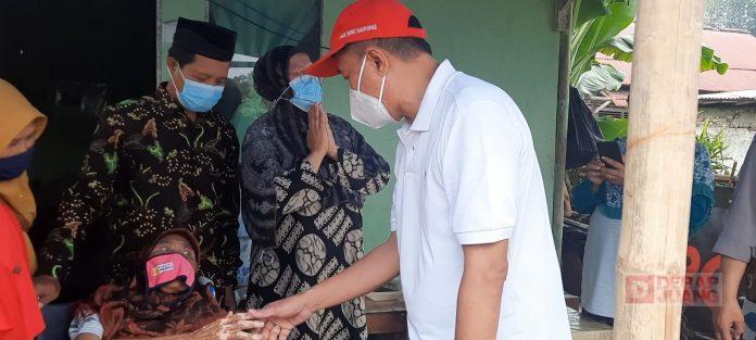Sadewo Berikan Bantuan Kursi Roda Kepada Masyarakat Penderita Stroke