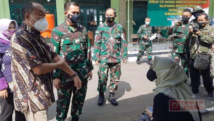 Sadewo Tinjau Pelaksanaan Vaksinasi di Kodim 0701Banyumas