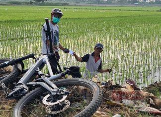 Sembari Bersepeda, Munawir Sempatkan untuk Sapa dan Beri Santunan pada Warga