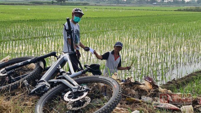 Sembari Bersepeda, Munawir Sempatkan untuk Sapa dan Beri Santunan pada Warga