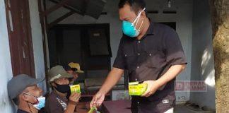 Sepulang Ngantor, Tatang Blusukan dan Bagikan  Vitamin, Masker