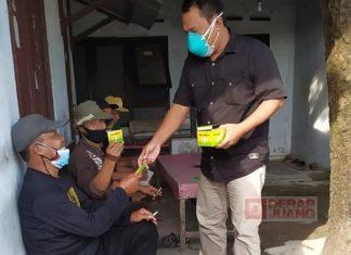 Sepulang Ngantor, Tatang Blusukan dan Bagikan Vitamin, Masker