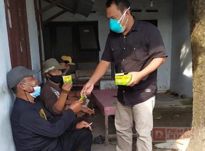 Sepulang Ngantor, Tatang Blusukan dan Bagikan Vitamin, Makser