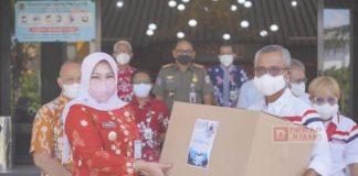 Sri Mulyani Terima Bantuan Hazmat Dari PT Parna Raya dan Marianna Foundation