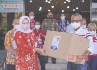 Sri Mulyani Terima Bantuan Hazmat Dari PT Parna Raya dan Marianna Foundation