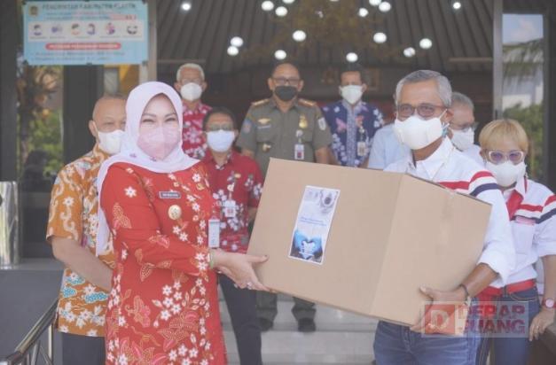 Sri Mulyani Terima Bantuan Hazmat Dari PT Parna Raya dan Marianna Foundation