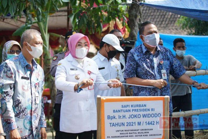 Sri Sumarni Serahkan Hewan Kurban dari Presiden Jokowi