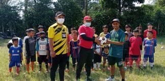 Support SSB Pulosari, Mas Tio Serahkan 20 Bola Sepak dan Peralatan Penunjang