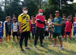 Support SSB Pulosari, Mas Tio Serahkan 20 Bola Sepak dan Peralatan Penunjang