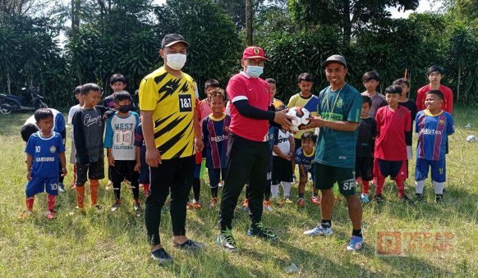 Support SSB Pulosari, Mas Tio Serahkan 20 Bola Sepak dan Peralatan Penunjang