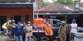 Tangkal Covid-19, Haryanto Lakukan Penyemprotan Disinfektan di Rumah Warga