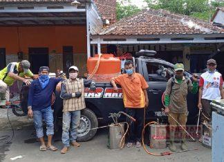 Tangkal Covid-19, Haryanto Lakukan Penyemprotan Disinfektan di Rumah Warga