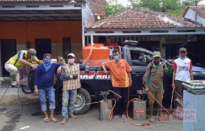 Tangkal Covid-19, Haryanto Lakukan Penyemprotan Disinfektan di Rumah Warga