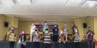 Tekan Penyebaran Covid-19, Bupati Tiwi Dukung Program Vaksinasi Bagi Pelaku Jasa Keuangan