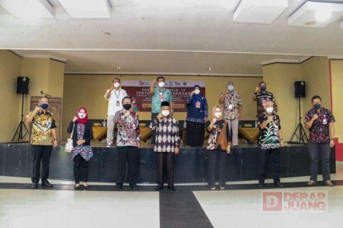 Tekan Penyebaran Covid-19, Bupati Tiwi Dukung Program Vaksinasi Bagi Pelaku Jasa Keuangan