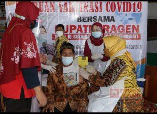 Tinjau Pelaksanaan Vaksin, Bupati Yuni Jadi Vaksinator Covid-19