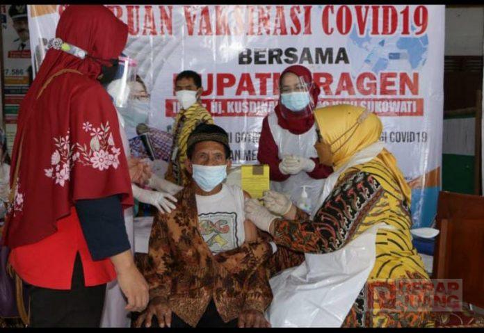 Tinjau Pelaksanaan Vaksin, Bupati Yuni Jadi Vaksinator Covid-19