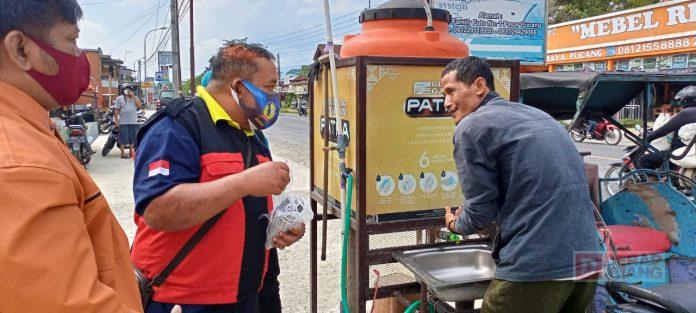 Wujud Kepedulian Kader Banteng Kecamatan Bawang Kepada Masyarakat di Tengah Pandemi Covid-19