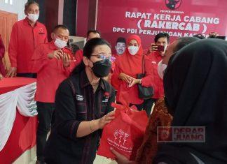 Agustina Wilujeng Bagikan Paket Sembako Kepada Anak Yatim dan Difabel