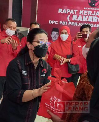Agustina Wilujeng Bagikan Paket Sembako Kepada Anak Yatim dan Difabel