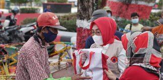 Bagikan Sembako, Sri Sumarni Ajak ASN Sisakan Rezeki